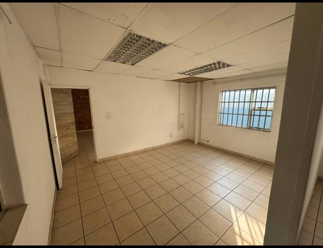 300M² WAREHOUSE TO LET IN CROWN